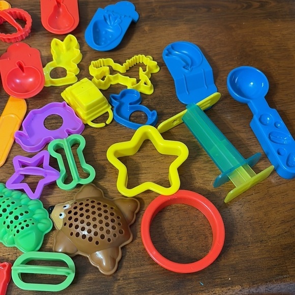 PRE OWNED 35 PIECE PLAY DOH ACCESSORY LOT - Picture 5 of 6